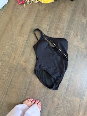 🔥🔥 Seriously Sexy 🔥🔥Kenneth Cole Black 1-Shoulder Gold Studded Cut One-Piece